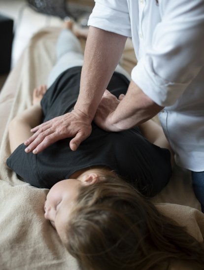 Trattamento osteopatico mani