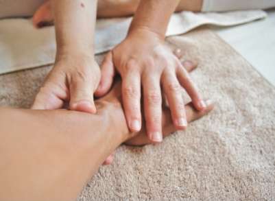 Trattamento osteopatico mani